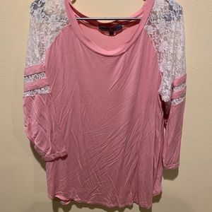Cute shirt with laced shoulders